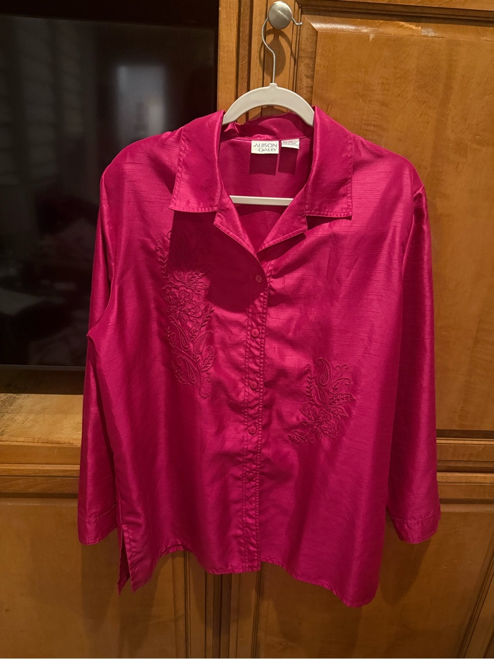 Allison Daley Women's Hot Pink Embroidered Button-Up Top